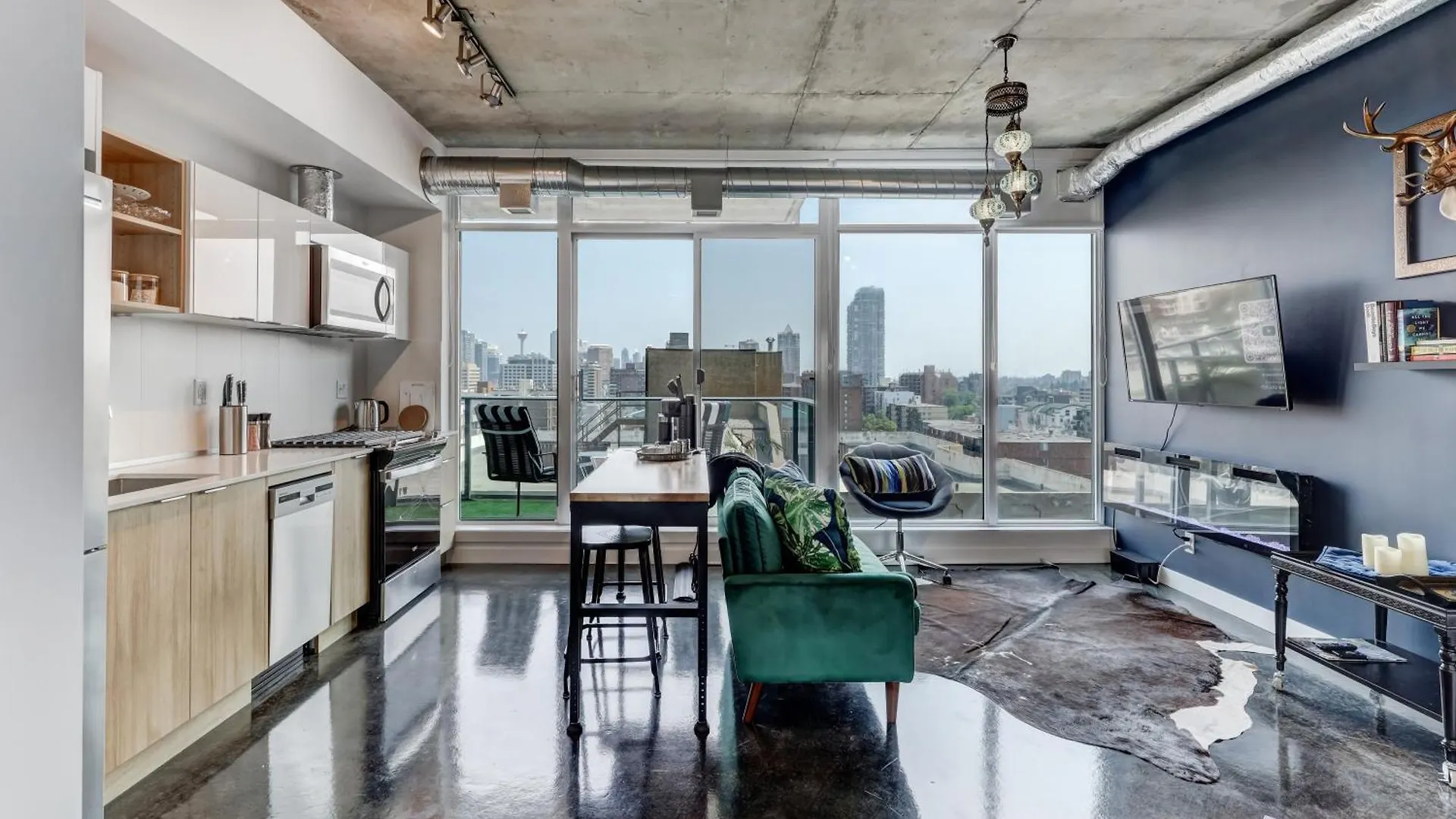 Boutique Studio City Views, Patio, Fireplace Voglio Bene Calgary
