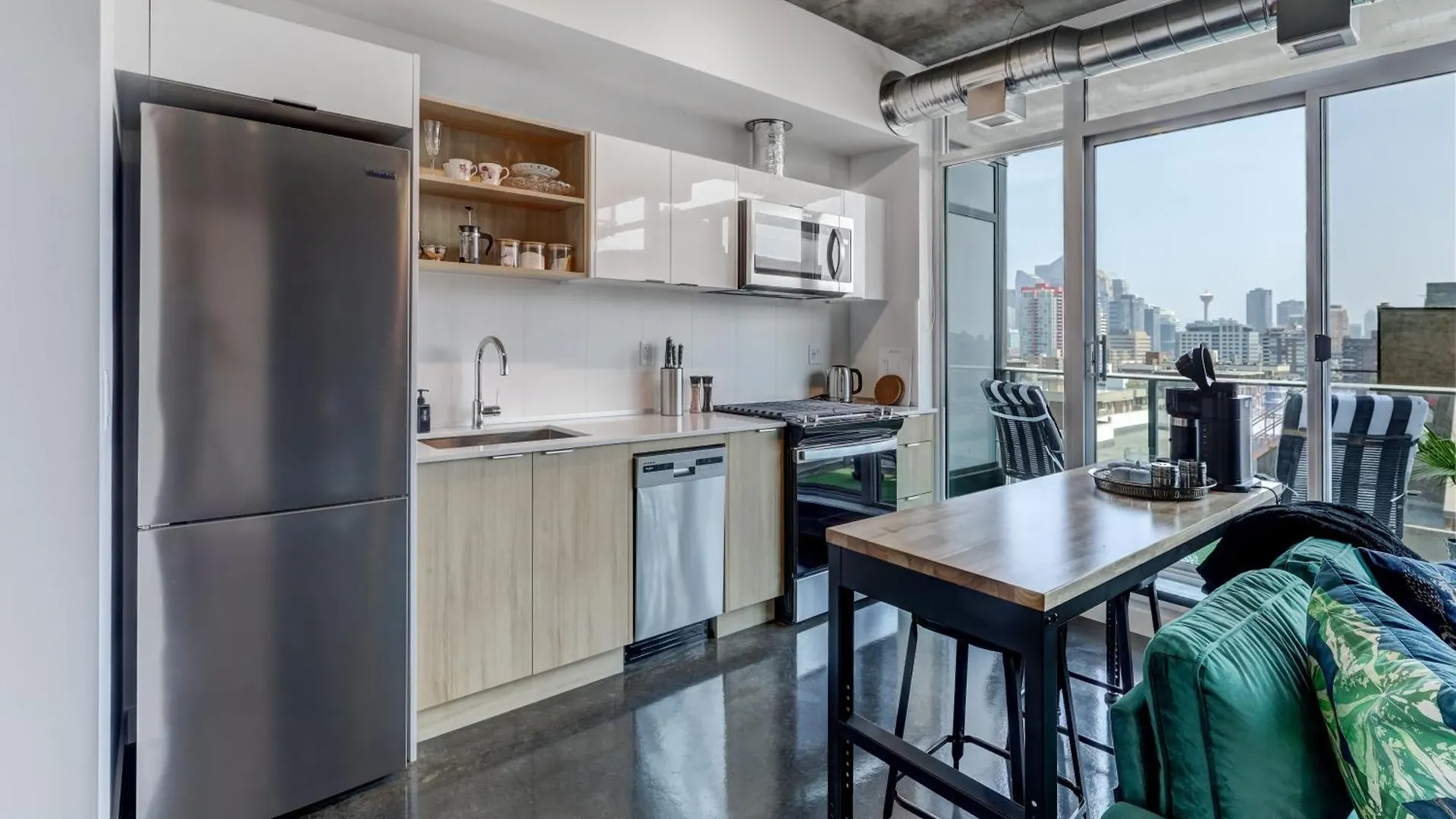 Boutique Studio City Views, Patio, Fireplace Voglio Bene Calgary Apartment
