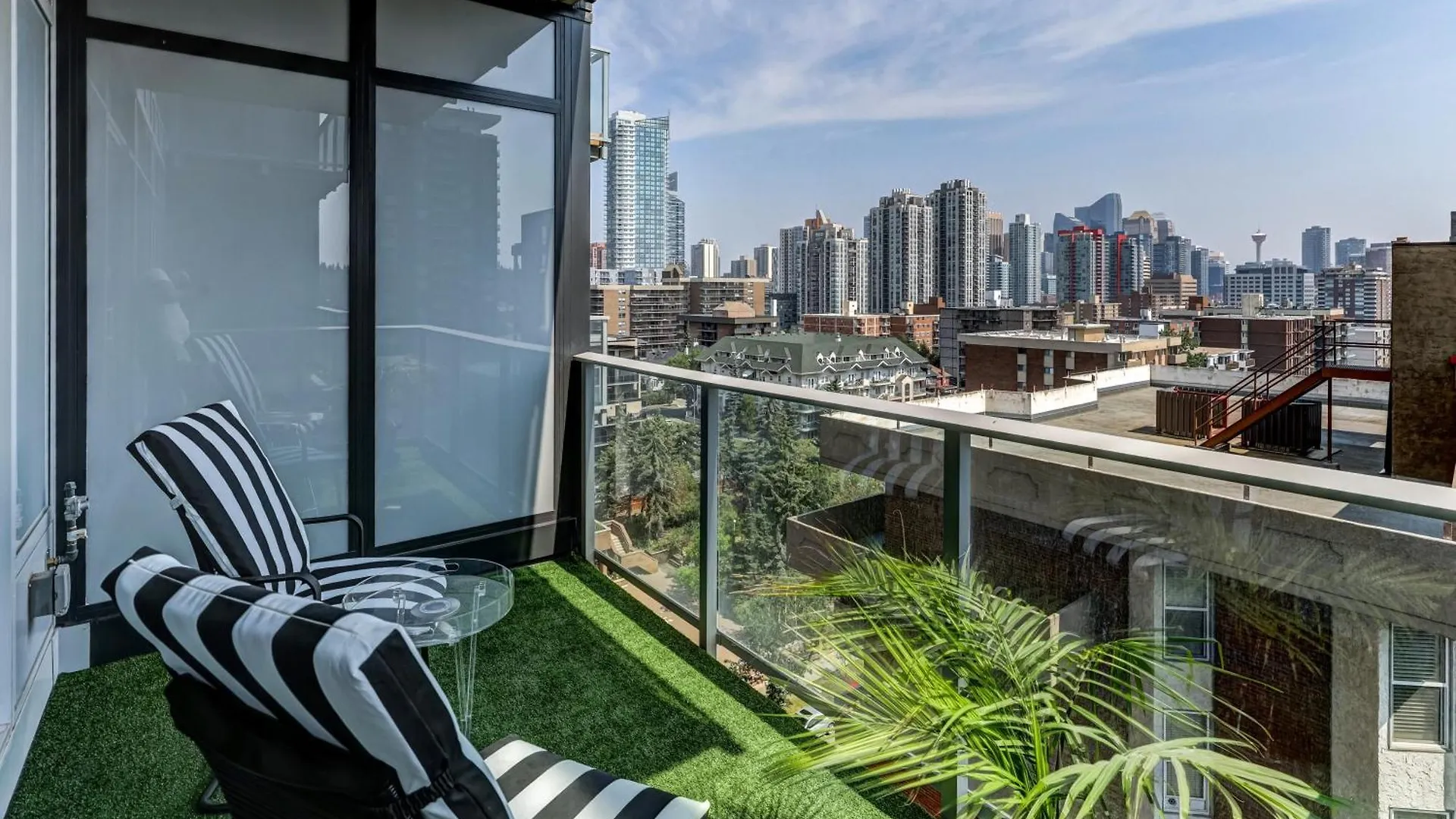 Boutique Studio City Views, Patio, Fireplace Voglio Bene Calgary Canada