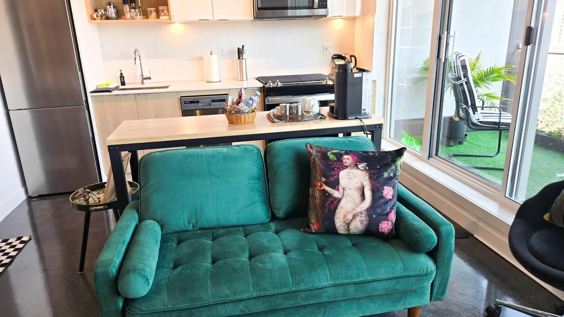 Boutique Studio City Views, Patio, Fireplace Voglio Bene Calgary Canada